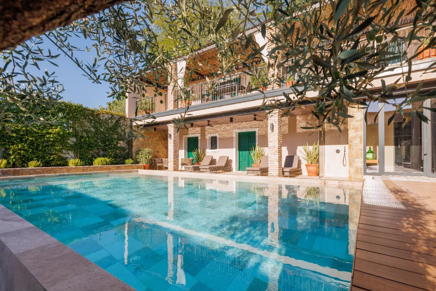 Pool und Terrasse der Vila Robida